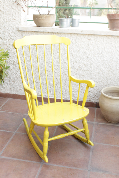 כסא נדנדה צהוב