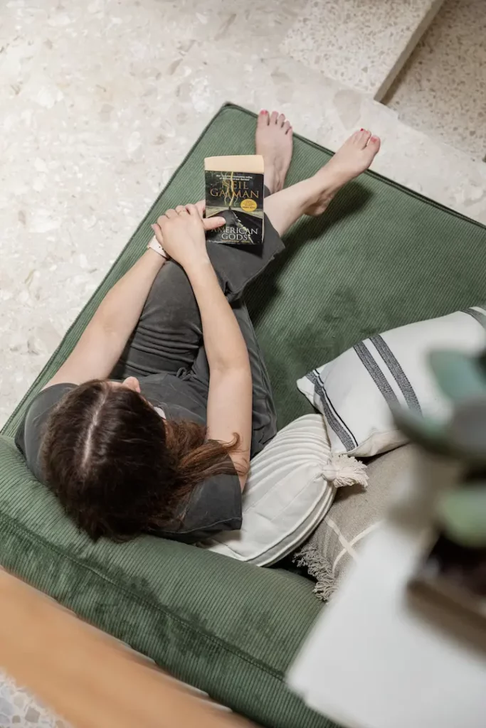 מבט על פינת ישיבה בירוק קורדורוי עם כריות וקרן בר יושבת עליה.
אני לא מאמינה שזה קורה לי. 