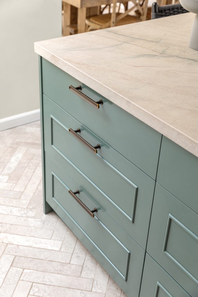 אי ירוק, חזיתות עיטור מקל סבא, שיש גרניט