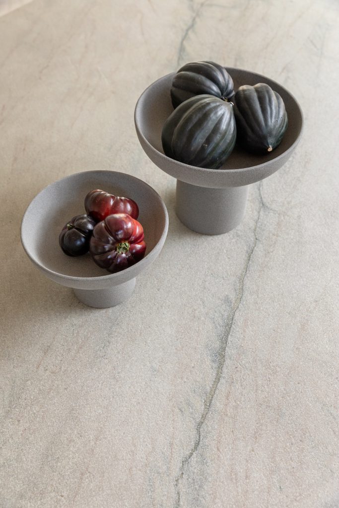 גרניט בגימור טבעי בגוון אפור עם גידים ירוקים